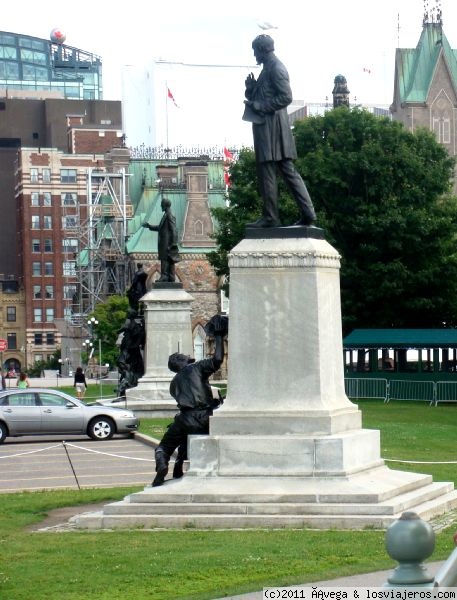 Estatuas en la colina del Parlamento, Otawa
Numerosas estatuas adornan los enormes jardines, terrazas y zonas auxiliares del privilegiado promontorio donde se erigen los edificios del Parlamento de la capital política de Canadá
