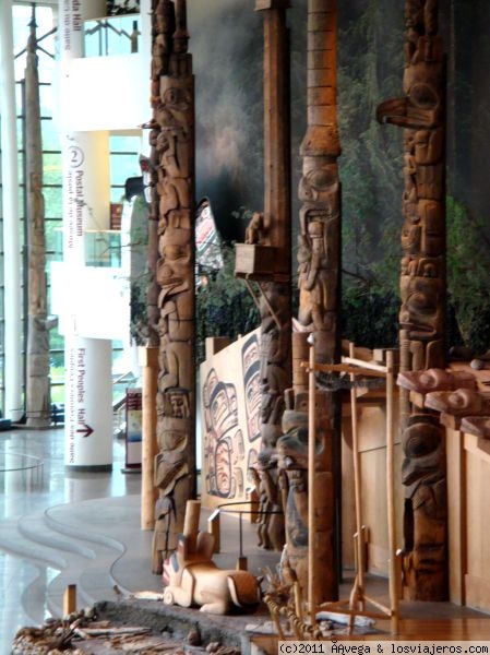 Gatineau, Canada: Museo de las Civilizaciones
Totems en el Museo de las Civilizaciones en Gatineau, al otro lado del rio frente a la ciudad de Otawa
