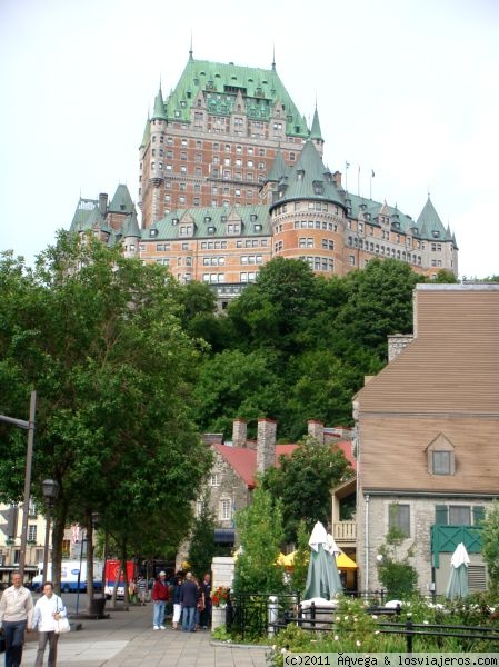 Le Château Frontenac en Quebec
El Castillo de Frontenac, posiblemente el hotel más fografiado. Construido en 1893, diseñado el arquitecto Bruce Price, ha sido escenario de numerosas de reuniones históricas. 1943 y 44 acogió las conferencias de Quebec que reunieron a Mackenzie, Rooselvert y Churchill.
