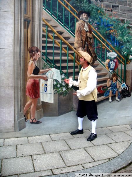 Un guia de Quebec
Marco, nuestro guia en Quebec. Vestido como un campesino  de hace 400 años, te introduce en la historia de una forma genial. Aquí posando con una chica pintada en una fachada
