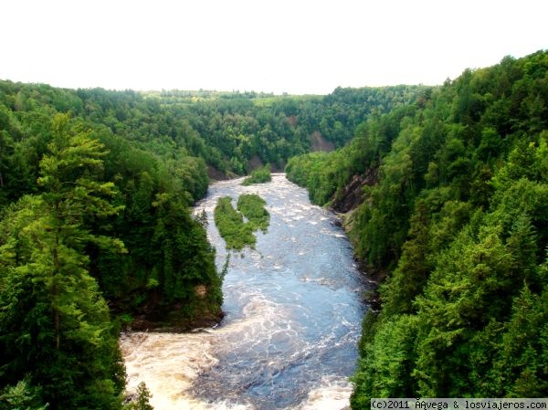 Quebec. Cañón de Santa Ana a 55 mts del suelo
Vista que ofrece uno de los puentes a 55 mts. de altura sobre el agua, que cruza el cañón
