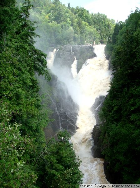 Cascada en el Cañón de Santa Ana. Quebec
Un cañón con aguas vertiginosas creado por una cascada de 74 mtrs.
