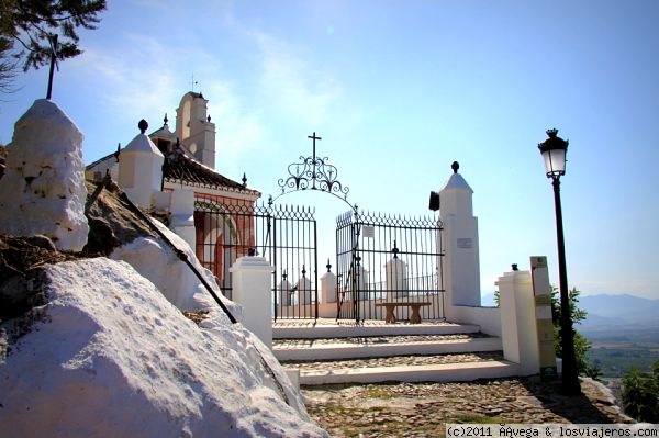 La ermita
Muchas veces he subido a la ermita de Cártama, mi pueblo. Tantas veces que he visto esta imagen tras subir el empinado y pedregoso camino y al llegar, me sentaba en ese muro con el Valle a mis pies, soñando con viajar más allá de las montañas que lo rodean.
