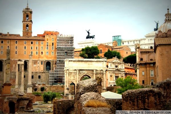 Caminando por la historia, Roma
Caminando por la Via Sacra, casi 3000 años de historia!! Al fondo puede verse el Arco de Settimio Severo, el Palazzo Senatorio cuyos arcos inferiores formaban parte del Tabulariun, onde se guardaban los archivos de Roma en el s. I
