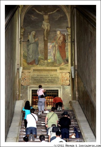 Devoción Ciega. Scala Santa, Roma
Fieles subiendo la escalera Santa frente a San Giovani in Laterano. La suben de rodillas parando en cada escalón para decir su plegaria.
