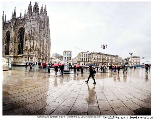 Piazza del Duomo, Milán
La Piazza del Duomo es la plaza central de Milán. Esta plaza de gran amplitud se encuentra flanqueada por la Catedral de Milán (Duomo) y rodeada de edificios centenarios. El concurrido enclave es un hervidero de actividad cualquier día de la semana.Busca la estatua ecuestre de Vittorio Emanuele II, también te llamarán la atención el Palacio Real de Milán y el Palazzo dei Portici Settentrionale. Accede al Palacio Real de Milán para admirar las obras de arte y las habitaciones del antiguo palacio restauradas.El centro comercial que se encuentra en ella, una galería de cristal de cuatro plantas, también recibe su nombre en honor al rey. Podrás adquirir artículos de lujosas marcas italianas en la galería Vittorio Emanuele II. Esta galería está considerada como uno de los centros comerciales más antiguos del mundo.
