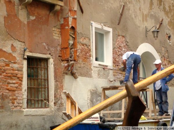 Restaurando la fachada. Venecia
Unos obreros restaurando una fachada. El andamio se apoyaba sobre una barcaza y ellos haciendo equilibrio sobre el andamio mientras trabajaban ¡todo un arte!
