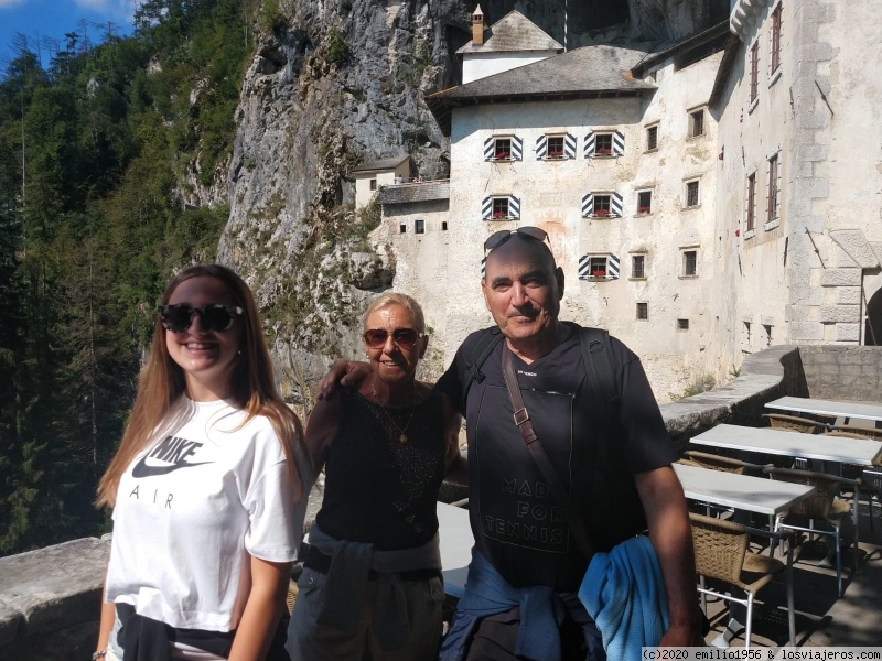 Ruta en coche desde España a Eslovenia con final no esperado - Blogs de Eslovenia - Llegada Eslovenia  y visíta castillo Predjama (5)