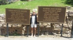 en recuerdo de wild bill y calamite jane a la entrada del cementerio