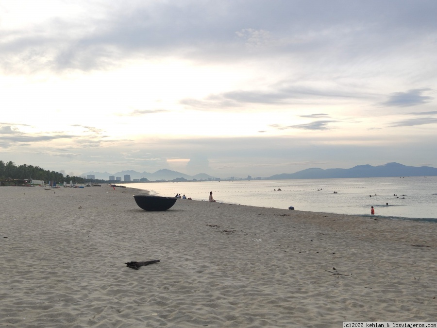 Vietnam 15 días de sur a norte. Agosto 2022 - Blogs de Vietnam - 5. Playa Bai Vien y relax en la arena (5)