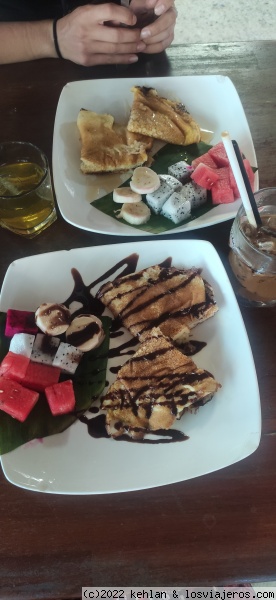 Desayuno Under The Coconut Tree
Banana Pancakes y fruta

