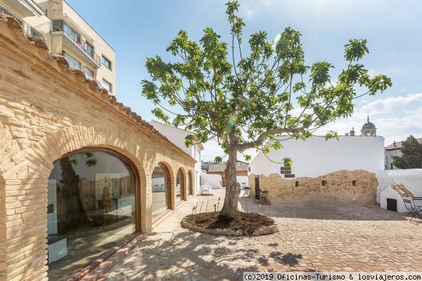 Centro de Interpretación de la Malvasía, Sitges - Barcelona
Ubicado en el antiguo Corral de la Vila y la antigua bodega del Hospital de Sant Joan Baptista, edificio de uso público desde el siglo XVIII. El centro no sólo explica la historia de este vino sino que está concebido para acoger actividades culturales.
