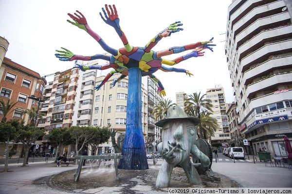 Street Art, escultura homenaje al filaor y al menaor.
Ubicación: Plaza Huerto de Sogueros. Escultura homenaje a la industria del cáñamo, tiene en su base dos personajes, el menaor y el filaor.
