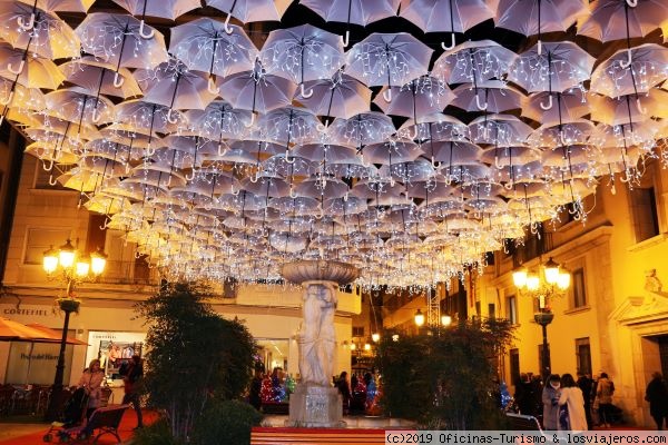 Umbrella Sky, Navidad 2019 en Castelló
El ‘Umbrella Sky’ es un montaje de un cielo de sombrillas blancas con elementos decorativos y una iluminación led a modo de lluvia situado en la plaza de la Pescadería, junto a la plaza Mayor en la Navidad de 2019
