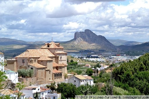 Iglesia del Carmen y Peña de los enamorados, Antequera - Málaga
Iglesia de Nuestra Señora del Carmen situada en la plaza de su mismo nombre, en la zona más alta de la ciudad de Antequera, Málaga. Al fondo la 