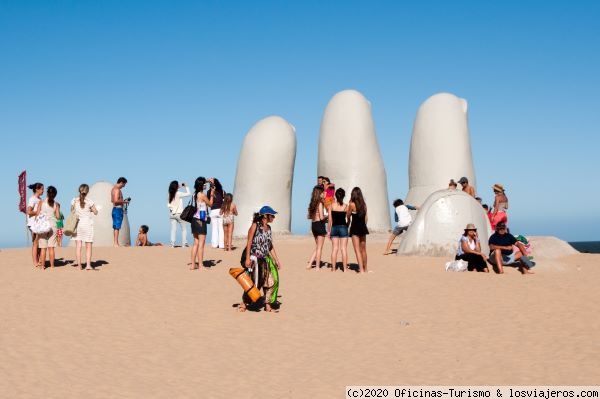 Playa Brava - Punta del Este, Maldonado, Uruguay
la famosa escultura ‘La Mano’ en la que cinco dedos gigantes emergen del suelo en Playa Brava
