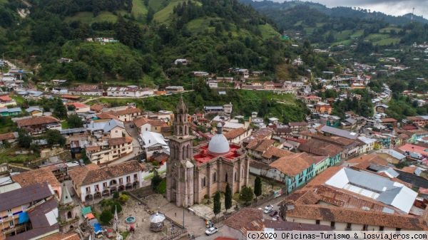 Angangueo - Michoacán - México
Situado en las montañas de Michoacán se encuentra rodeado por un bosque de coníferas y es un importante punto minero.
