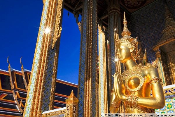 Templo Buda Esmeralda - Bangkok (Tailandia)
Templo del Buda Esmeralda en Bangkok con sus hermosos ornamentos. Los estatuas de Kinaree (criaturas mitológicas, que traen suerte a la gente).
