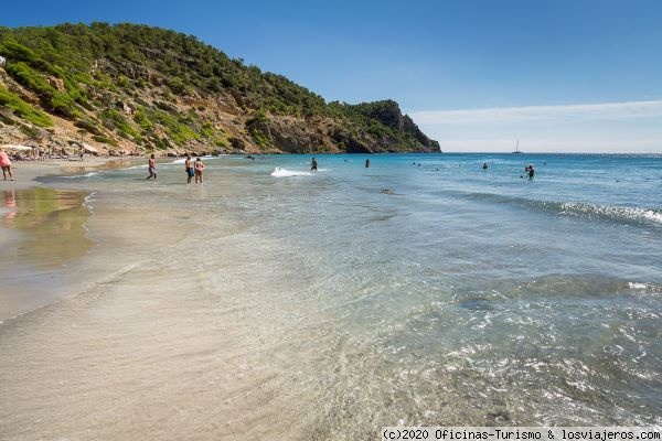 Playa Cala Boix - Santa Eulària des Riu, Ibiza
Una de las calas más naturales del municipio, a través de una escalera de alrededor de 100 metros, se accede a esta playa.
