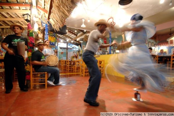 Bailes República Dominicana
Si bien la bachata y el merengue –Santo Domingo ostenta el récord Guinness de mayor número de parejas (422) bailándolo simultáneamente- destacan como los más reconocidos, el son y la música folclórica también son sinónimos de su identidad y no se pueden dejar de lado.
