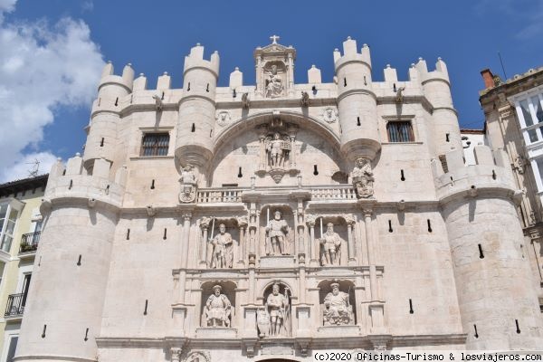 Arco de Santa María - Burgos
Arco de Santa María, fachada en la que aparecen diversos personajes ilustres de la ciudad, incluyendo al Cid Campeador, a la derecha del emperador Carlos V, en honor al cual se construyó la fachada
