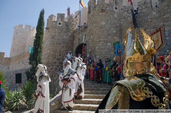 Fiestas Moros y Cristianos, Villena - Alicante
Embajada a la puerta del Castillo de Villena en las fiestas de Moros y Cristianos.

