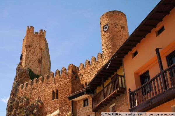 Castillo de Frías (Burgos)
El Castillo fue edificado entre los siglos XII y XV con una original torre del homenaje, ofrece unas vistas increíbles de la ciudad y el Valle de Tobalina.
