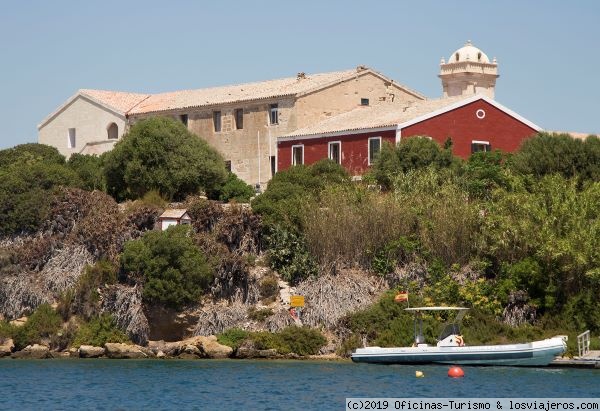 Isla del Rey, Maó - Menorca (Islas Baleares)
La isla, está situada en el centro del puerto, entre Mahón y Es Castell. En ella se encuentran los restos de la basílica paleocristiana y el antiguo hospital militar.
