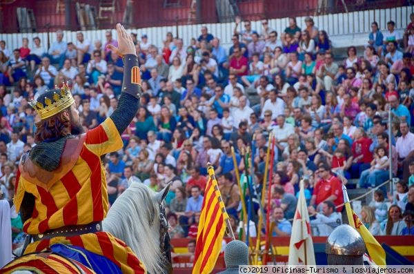 Fiestas Fundacionales en Castellón de la Plana
Justas medievales en las fiestas Fundacionales que celebran la historia de la fundación de Castellón cuando el rey Jaime I autorizó a Ximen Pérez d’Arenós, a través de un privilegio, el traslado de Castellón de la montaña al llano.
