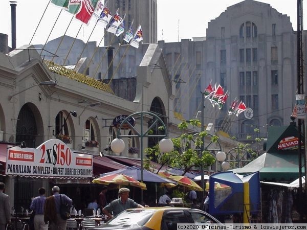 Mercado del Puerto - Montevideo (Uruguay)
Inaugurado en 1868, fue el mayor supermercado de Sudamérica. Además, su estructura fue construida íntegramente en Liverpool y posteriormente trasladada a su actual ubicación.
