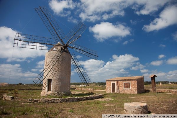 Molí Vell de la Mola - Formentera - Islas Baleares
A las afueras de El Pilar de la Mola. Uno de los seis molinos de viento harineros de la isla, de seis aspas, construido en el siglo XVIII y restaurado en 1994.
