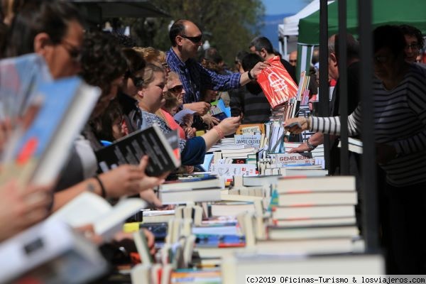 Fiesta de Sant Jordi, Las Ramblas, Barcelona
Fiesta de Sant Jordi, día del libro, Las Ramblas, Barcelona

