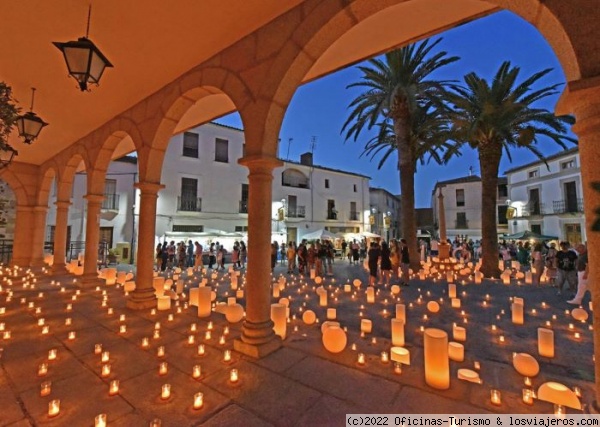 Noche de las Velas en Coria - Cáceres
Las principales calles y plazas de su Casco Histórico adornan sus vías, balcones y rejas con cientos de candelillas, cirios y lamparillas.
