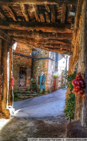 Navidad en Torre de Don Miguel - Cáceres
Torre de Don Miguel, cuyo barrio del Cancillo se convierte cada año en un Belén a tamaño real, con la recreación de distintas estampas serranas entre sus angostas y empinadas calles.
