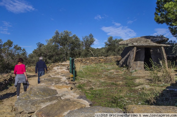 Visitas teatralizadas en la Ruta Megalítica de Roses - Costa Brava (1)