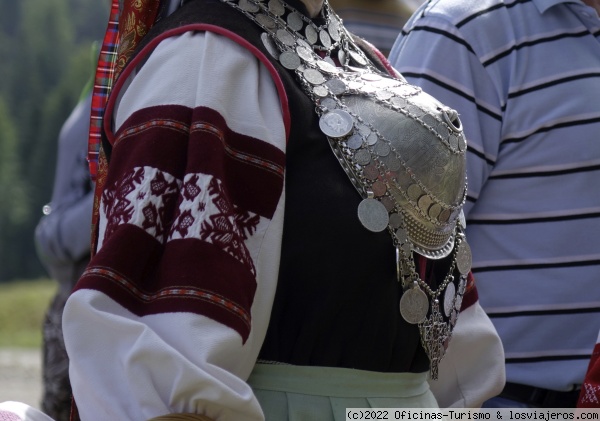 Traje Seto - Setomaa, Estonia
Los setos han mantenido estrechos vínculos con sus raíces tradicionales y de religión a lo largo de la historia y cuentan con su propio estilo de vida único, incluido su propio idioma y costumbres de vestimenta.
