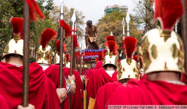 Semana Santa, Tarragona
Los pasos van precedidos por los armats (armados) que rompen el silencio con el sonido de sus tambores.
Semana Santa, Tarragona
Los pasos van precedidos por los armats (armados) que rompen el silencio con el sonido de sus tambores.
