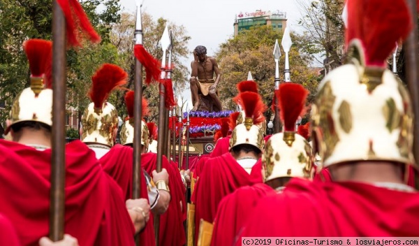 Semana Santa, Tarragona
Los pasos van precedidos por los armats (armados) que rompen el silencio con el sonido de sus tambores.
