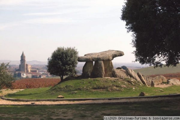 Elvillar - Álava (Ruta del Vino Rioja Alavesa)
La Chabola de la Hechicera, dolmen situado en Elvillar (Álava)
