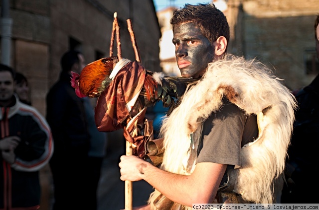 Carnaval de Mecerreyes - Burgos
Los zarramacos, fácilmente identificables por sus caras pintadas de negro y sus atuendos de pieles y grandes cencerros.
