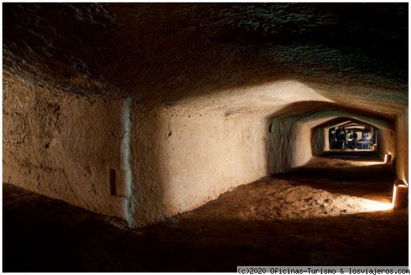 Galería del Castillo Sant Felip - Menorca
Castillo de Sant Felip, con diversos niveles de galerías realizadas por españoles e ingleses en sus distintas ocupaciones. En esas galerías vivieron nada más y nada menos que tres mil ingleses –entre soldados y civiles– durante seis meses, hasta que fue conquistado por los españoles en 1782.
