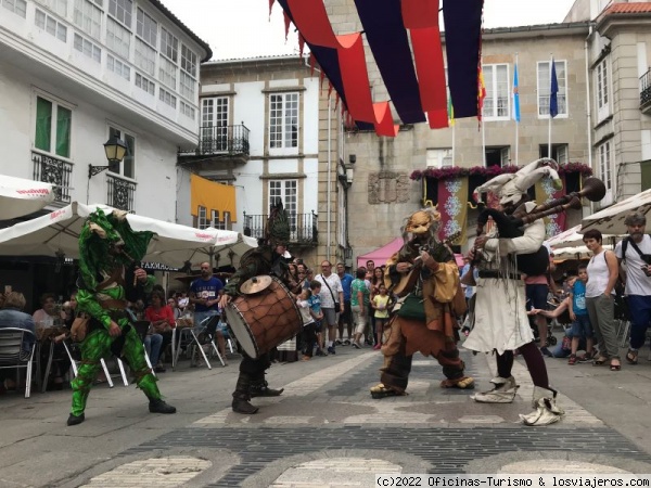 Feirón Medieval de Pontedeume - A Coruña
Pontedeume en el Feirón Medieval retrocede hasta el siglo XIV y todas las gentes de la villa lo celebra participando activamente.
