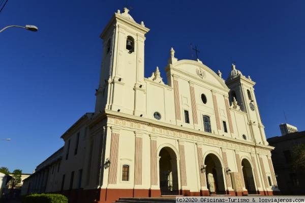 Catedral de Asunción
El edificio actual data de 1845 y está dedicada a la Virgen de la Asunción, patrona de la ciudad capital del país. Posee un altar mayor revestido en plata.
