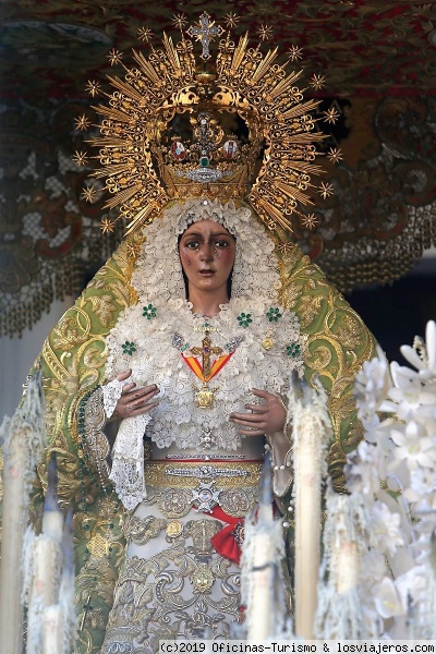 Virgen de la Macarena, Sevilla, España
Semana Santa de Sevilla, Viernes Santo de madrugada salida de la procesión de la Virgen de la Macarena
