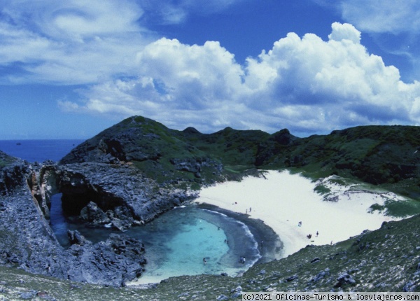 Isla Minamijima - Islas Ogasawara, Tokio (Japón)
A la Isla de Minamijima, situada al suroeste de la costa de la isla de Chichijima, puedes llegar en barco de placer o en kayak de mar.
