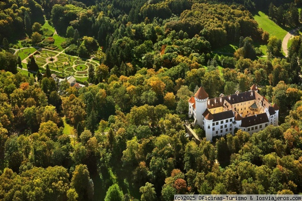 Palacio Konopiste
Residencia aristocrática fundada en el siglo XIII, se convirtió en la residencia del archiduque Francisco Fernando de Austria. Foto de Visitczechia
