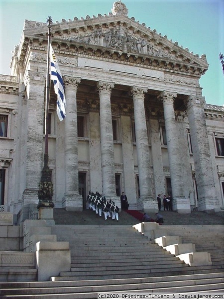 Palacio Legislativo - Montevideo (Uruguay)
El Palacio Legislativo de arquitectura neoclásica, edificio en el que funciona el Poder Legislativo de Uruguay.
