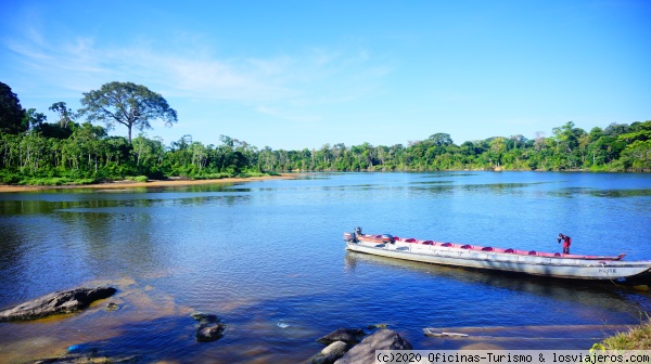 Paisaje Surinam
Río en Surinam. Barcazas para paseos fluviales.
