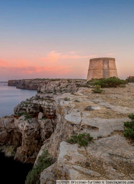 Torre des Pí des Català - Formentera - Islas Baleares
Construida en el siglo XVIII para proteger la zona sur: costa de Migjorn. Con una altura de 23 metros.
