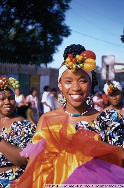 Desfile de Culturas, Puerto Limón - Costa Rica
El objetivo de este desfile es celebrar la riqueza cultural del Caribe Sur y la integración de las etnias residentes en Limón: africanas, chinas, italianas, indígenas, etc…
